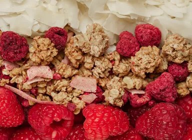 Proteinová granola KetoDiet s malinami a kokosem